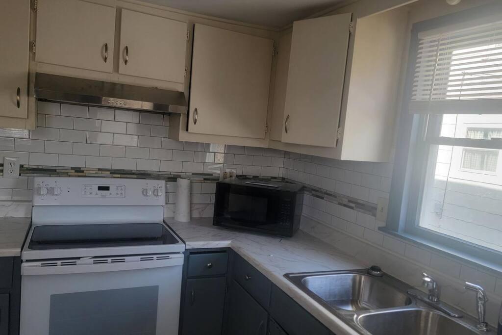 Quiet 3 Bed With Fenced Yard