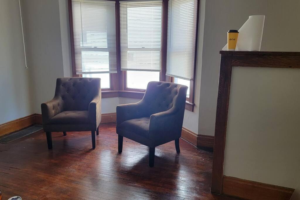 Apartment Quiet 3 Bed With Fenced Yard *