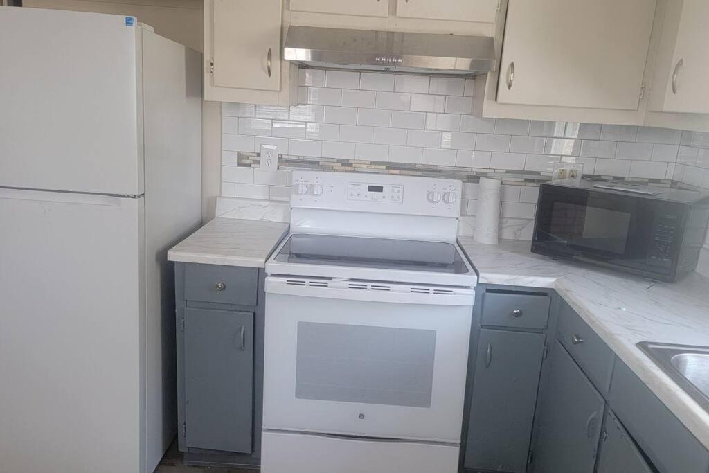 Apartment Quiet 3 Bed With Fenced Yard *