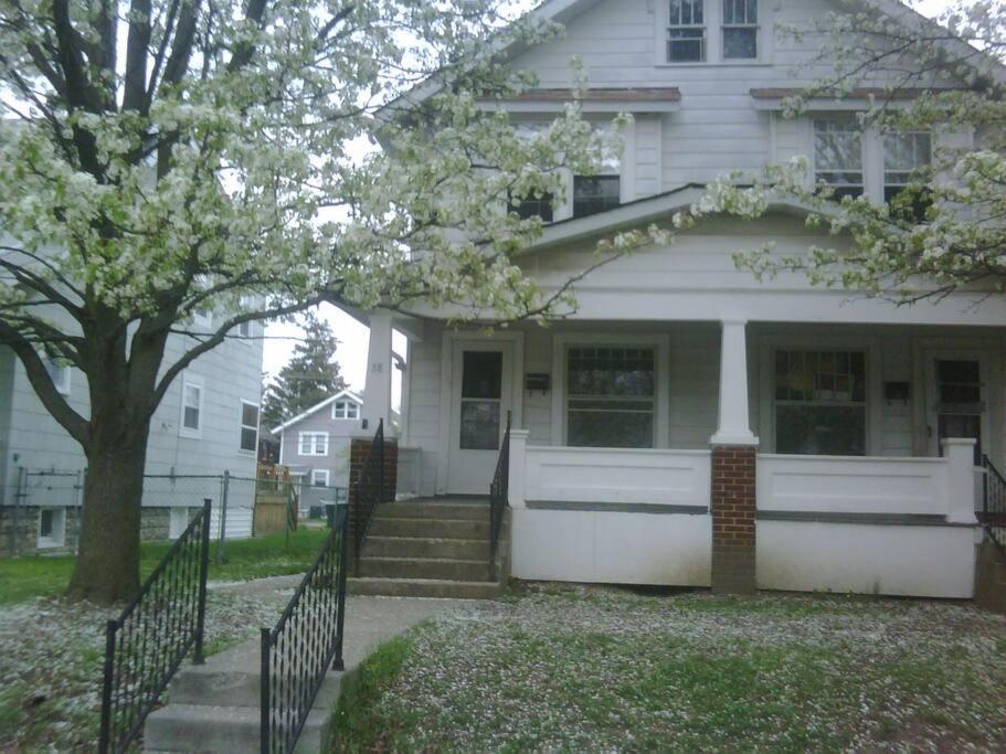 Apartment Quiet 3 Bed With Fenced Yard *
